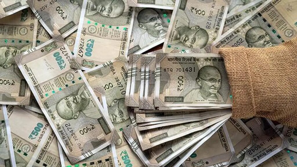 Rupee ends flat as crude oil-led rally faces off against dollar demand; Fed verdict looms