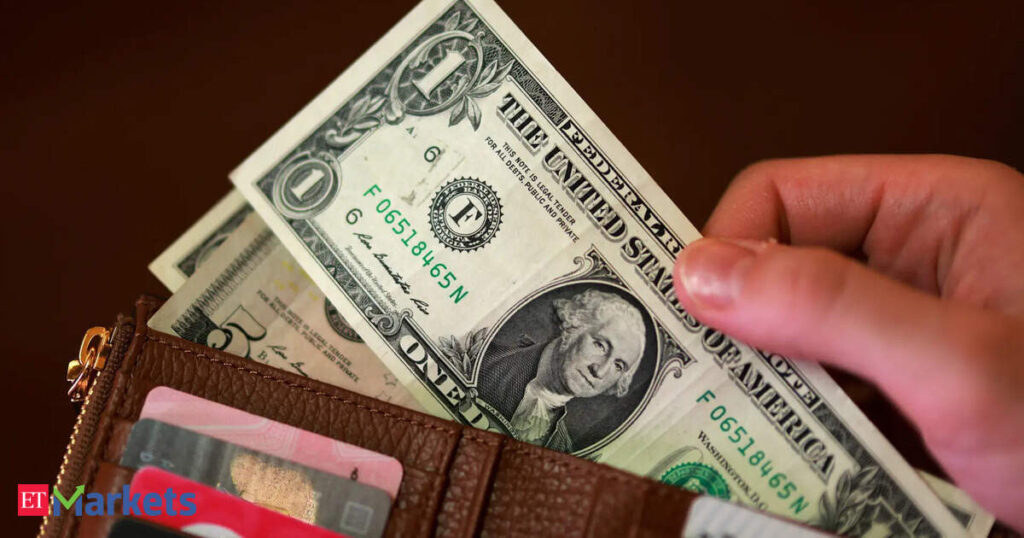 Dollar moves in a narrow range ahead of inflation data, Jackson Hole
