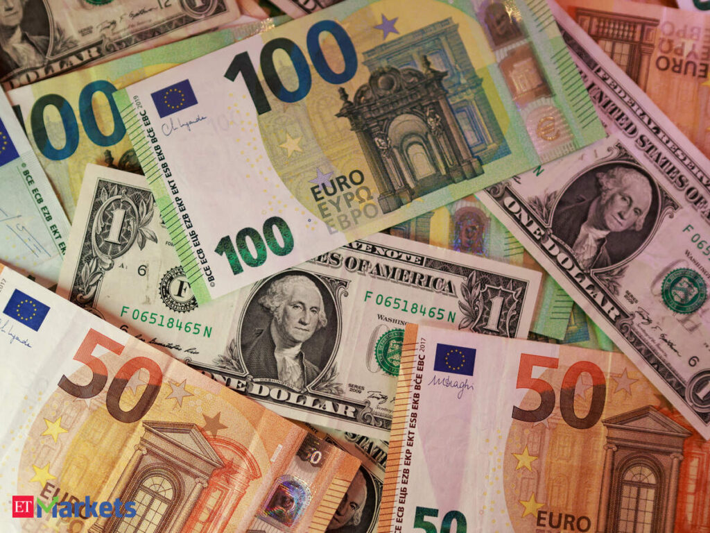 Euro falls, set for fifth straight weekly drop as oil prices rise
